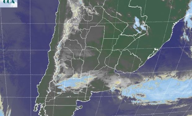 En la foto satelital se aprecian las coberturas de nubes bajas que transitan por la franja central y que también se presentan en gran parte del NOA.