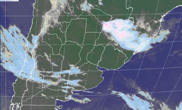 La foto satelital muestra el avance de algunas nubes desde el oeste, las cuales serán reducidas o desorganizadas a mediada que progresen.