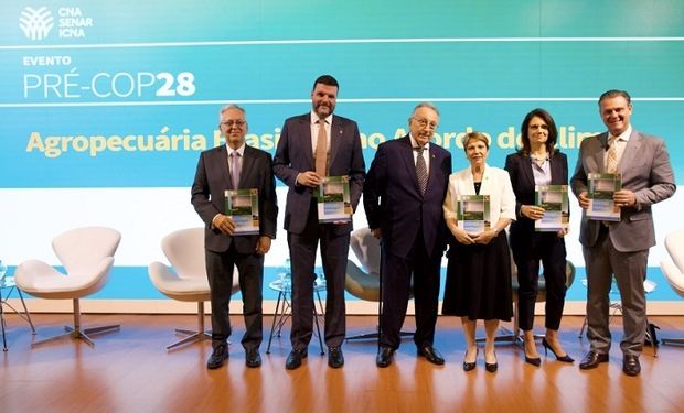 O documento foi entregue hoje (dia 25) aos negociadores e representantes do governo pelo presidente da CNA, João Martins. (foto - CNA)