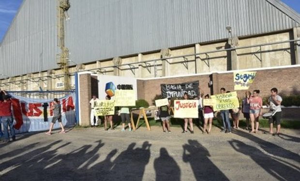 Familiares, otros empleados de la empresa y vecinos de Puerto San Martín se concentraron para pedir justicia.