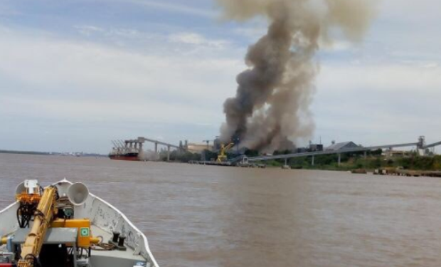 Trabajaban bomberos para controlar el fuego.