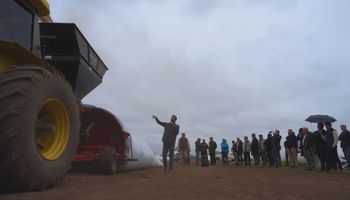 No hay lugar para la soja: la cosecha sin precedentes y el temor de un colapso logístico en el agro argentino