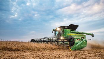 Maior colheitadeira da John Deere, X9 colhe 100 toneladas de grãos por hora com menos de 1% de perdas
