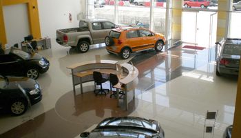 Gobierno ratificó vigencia del impuesto a los autos y pidió revisar precios