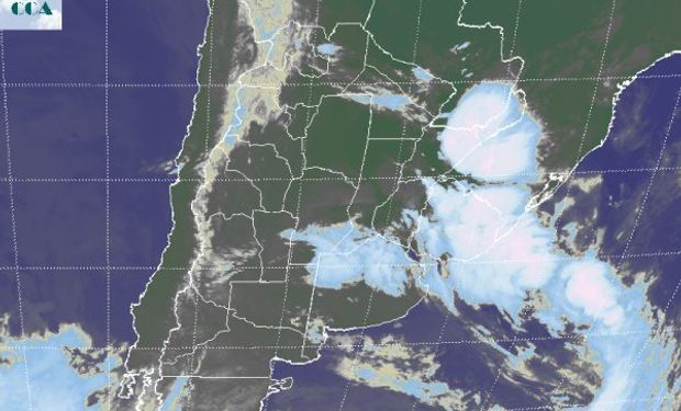 La foto satelital muestra un mosaico variado de coberturas nubosas.