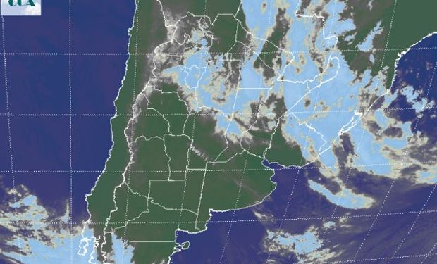 La foto satelital presenta un claro desplazamiento de las coberturas nubosas hacia el norte del país, con algunos residuos sobre la franja central, pero ya dentro de la parte desactiva del sistema frontal.