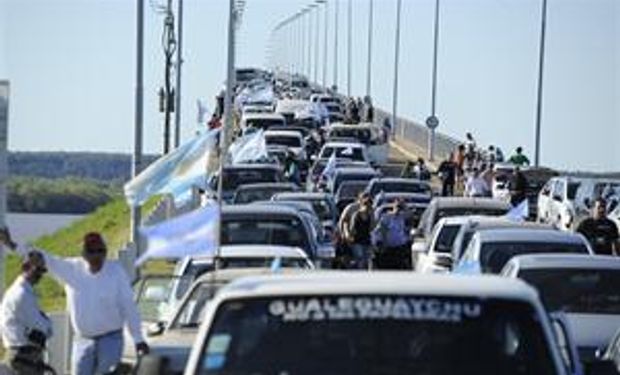 La marcha contra Botnia no pudo entrar en Uruguay