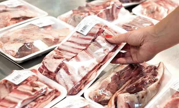 Carne: las familias compran a precios "nuevos" con ingresos "viejos", lo que impacta sobre el destino de la faena