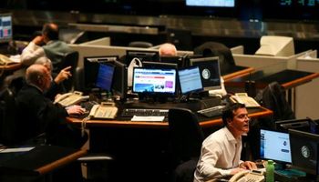 Dólar hoy: subas para el blue y desplome para el Contado con Liquidación por la intervención oficial