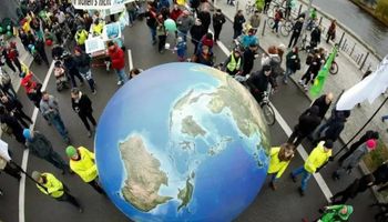 Com avanços tímidos, texto final da COP28 "pedala" medidas para redução das emissões