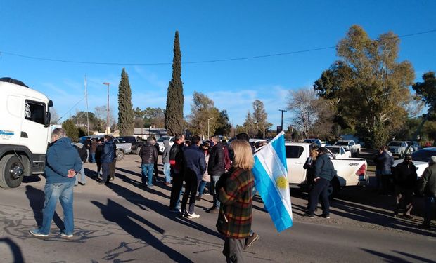 Productores cortan una ruta hartos del manejo de La Cámpora en un ente autárquico