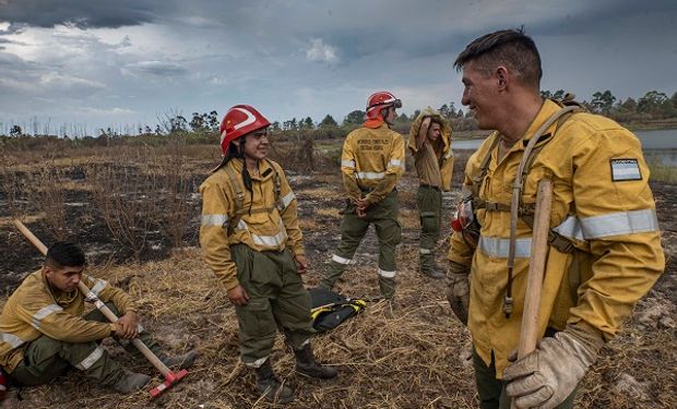 Lluvia en Corrientes y Misiones: la emoción de los bomberos por el agua que atenuó los incendios