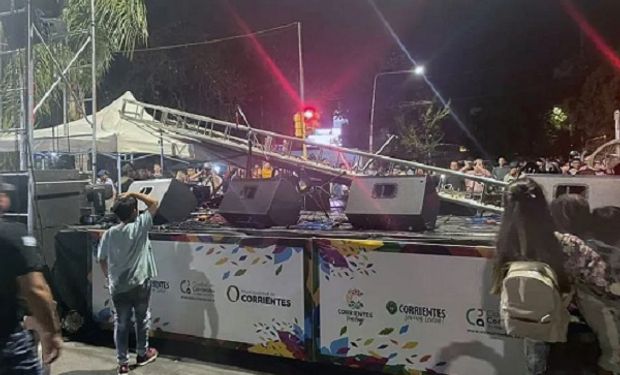 Corrientes: en pleno festejo por el Día del Chamamé, se derrumbó el escenario y golpeó brutalmente a los músicos