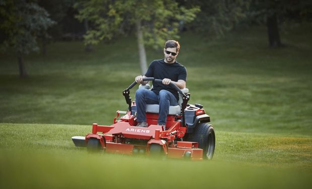 La cortadora de césped que cubre hasta cuatro hectáreas con un solo tanque y un UTV ideal para el campo