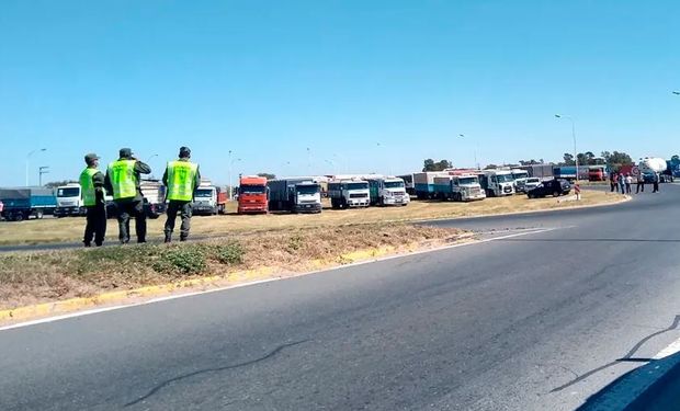 Paro de transporte: Córdoba se cortó sola y acordó un aumento del 18 %