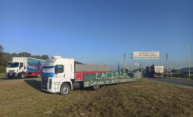 Corte y caos en la autopista Rosario-Buenos Aires: qué piden los transportistas