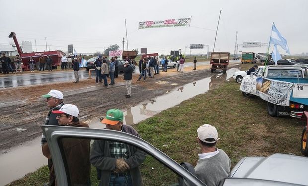 La protesta tuvo un fuerte apoyo en la ruta. Foto: LA NACION / Marcelo Manera