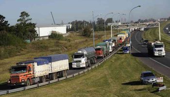 Transportistas de granos se declaran en alerta y movilización a la espera de una suba en la tarifa