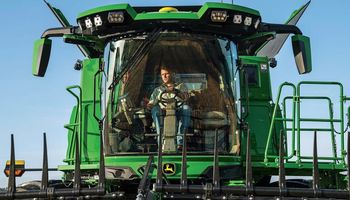 John Deere rediseñó hasta la escalera de la cosechadora y presentó la nueva serie de máquinas para el campo: un 20% más de productividad con un consumo de gasoil 10% menor