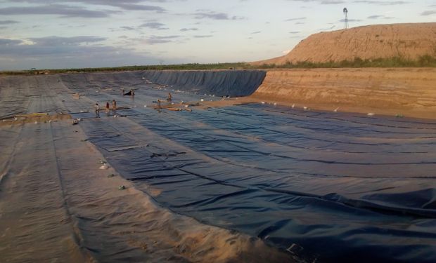 Qué es y cómo funciona la cosecha de agua, la técnica milenaria que permite trabajar campos infértiles