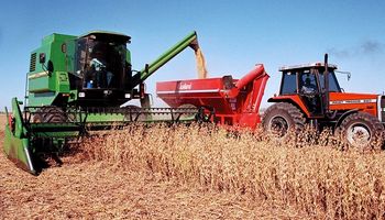 Capacitan a trabajadores rurales en el manejo de cosechadora y extractora de granos de silobolsa