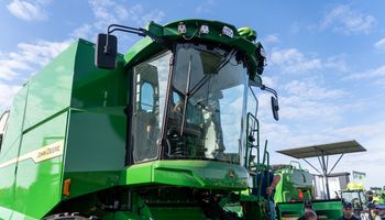 John Deere lanzó en Argentina una máquina que cosecha en cualquier condición: también un cabezal automático que se ajusta a las espigas