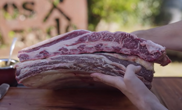 900 kilos: el costillar gigante de un Angus de siete años y medio