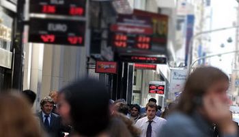 Vuelven a desacelerar el ritmo de devaluación oficial del peso