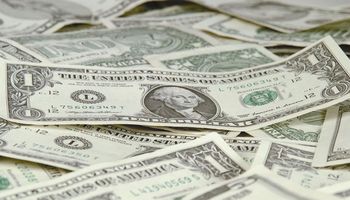 Dólar oficial y el blue cerraron la semana con fuertes alzas