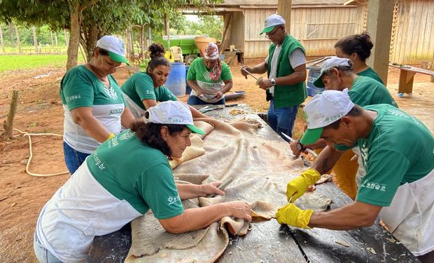 Mesmo após a conclusão da capacitação, os participantes continuaram se revezando para conservar as peças