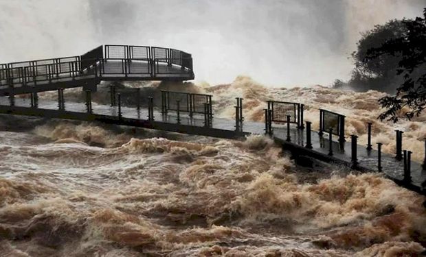Imágenes impactantes del fenómeno en las Cataratas del Iguazú: fuerte crecida por intensas lluvias