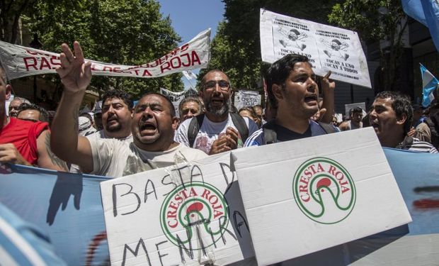 Los trabajadores de Cresta Roja esperan el pago de los salarios adeudados.