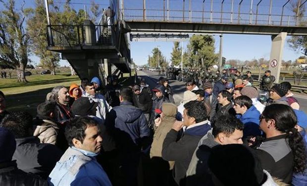 Trabajadores de Cresta Roja reclaman por cesantías.