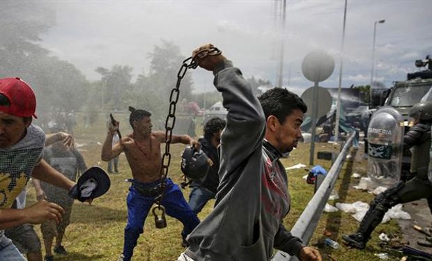 14.10 se desata la violencia: cadenazos de un lado, balas de goma del otro.