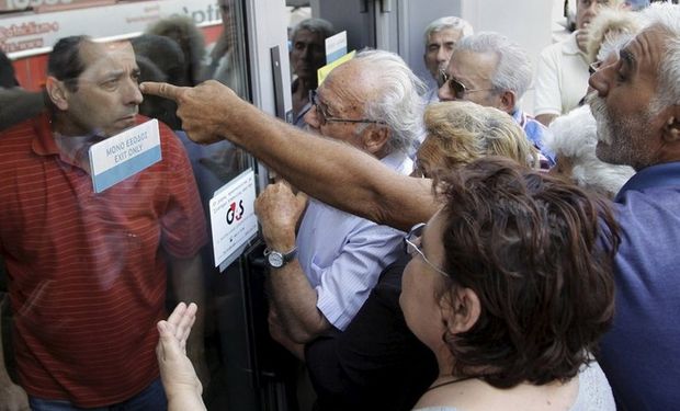 Con el corralito vigente, los jubilados griegos no pudieron cobrar ayer sus pensiones por problemas logísticos. Foto: Reuters