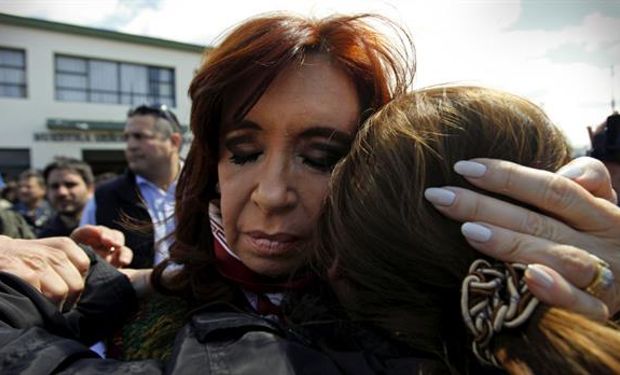 Algunos vecinos se acercaron a saludar a la Presidenta en Río Gallegos.Foto:AFP/Walter Diaz