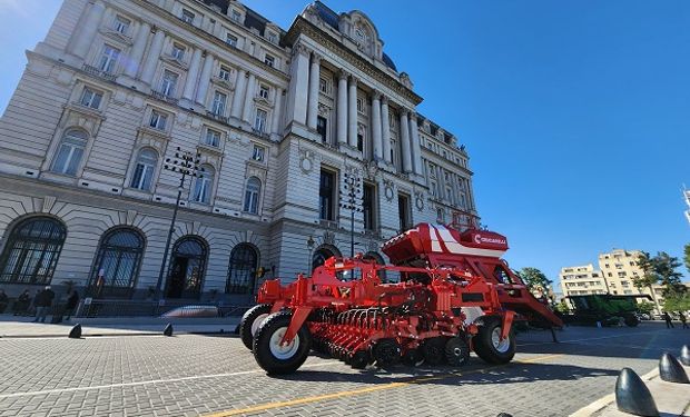 Una sembradora frente al Centro Cultural Kirchner: la máquina que recibió un premio de Alberto Fernández