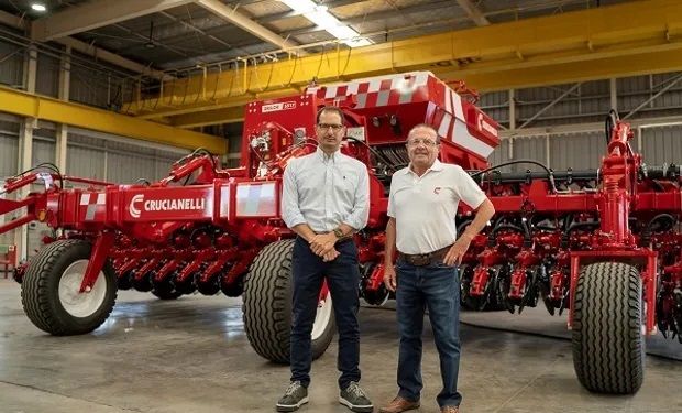 As duas empresas, que levam o nome de seus respectivos fundadores, agora trabalham juntas para entrada no mercado de plantadeiras no Brasil