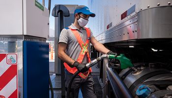 Bajan los combustibles un 4 %: por qué la petrolera tomó esta decisión