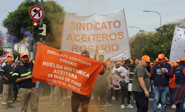 Movilización del Gremio de Aceiteros en plaza de mayo. Los piquetes en la zona del Gran Rosario afectaron a la descarga de granos.