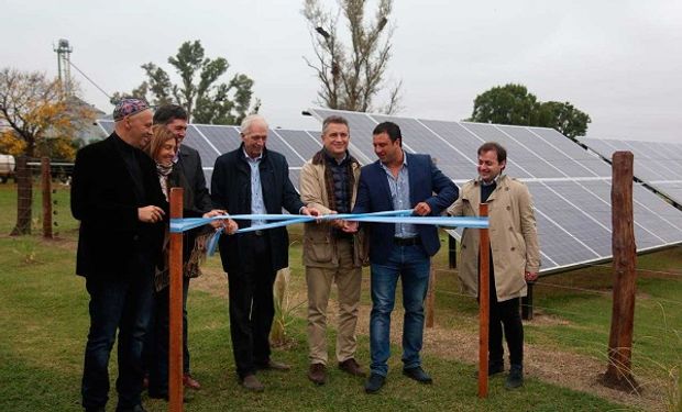 Inauguración del primer tambo con energía solar.