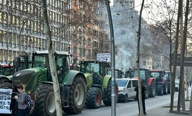 Calles cortadas y más de 25.000 litros de vino derramados: productores españoles se suman a las protestas en Europa