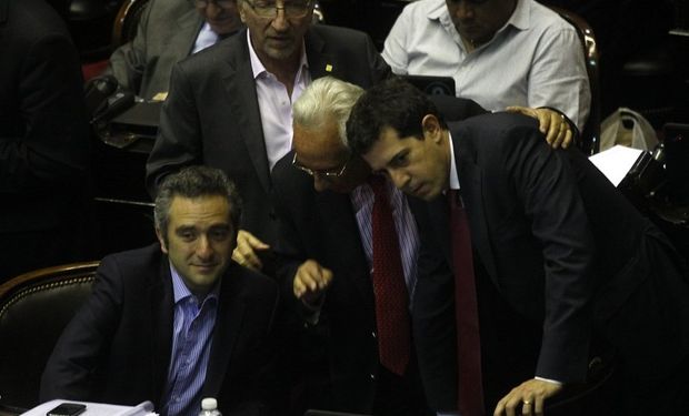 Recalde y De Pedro, anoche, en Diputados, durante el debate del Código. La única aplicación inmediata es la creación de 1.650 cargos. Foto: DyN.