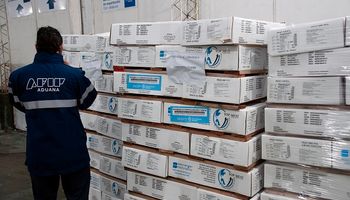 Decomisan más de 18.000 cajas de carne en un operativo "histórico": la mercadería será donada a Cáritas
