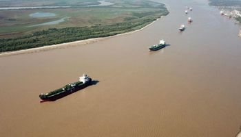 Hay buques frenados por un derrumbe en el canal de navegación: “Los barcos no pueden salir"