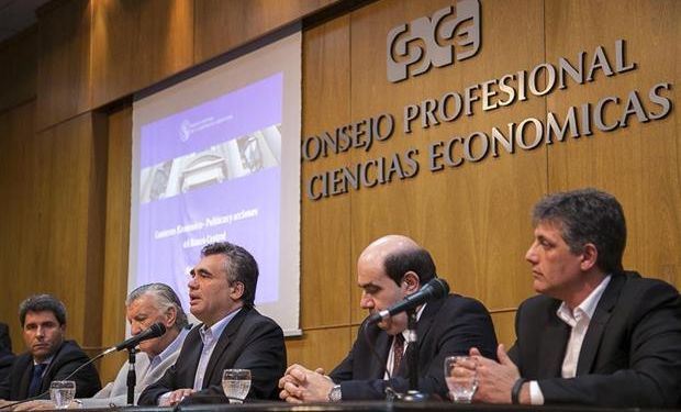 Gioja y Vanoli, ayer en San Juan, en una presentación ante el Consejo Profesional de Ciencias Económicas.Foto:Télam