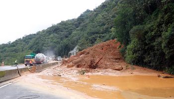 Chuvas interditam mais uma rodovia em SC e estado segue em alerta