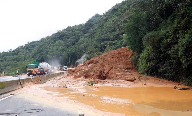 Em sete dias, região da BR-376, onde ocorreu o deslizamento de terra, acumulou 326 mm de chuva. (foto -AEN/PR)