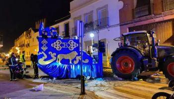 Día de Reyes trágico: un tractor fuera de control arrolló a un grupo de personas y mató a una mujer