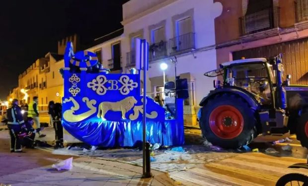 Día de Reyes trágico: un tractor fuera de control arrolló a un grupo de personas y mató a una mujer